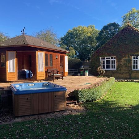 Exclusive 2 Bedroom Apartment With Summer House And Hot Tub Daventry Extérieur photo