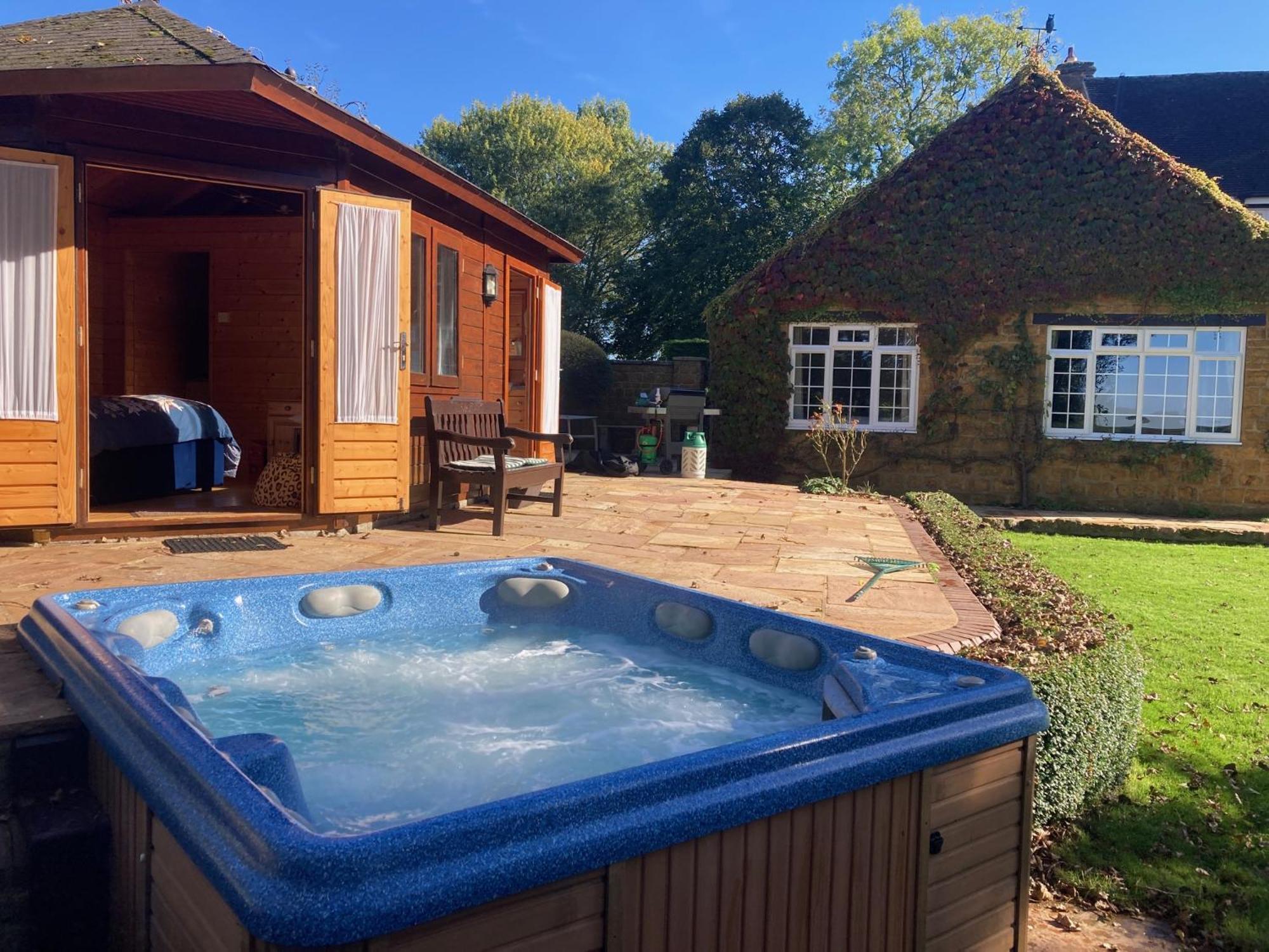 Exclusive 2 Bedroom Apartment With Summer House And Hot Tub Daventry Extérieur photo