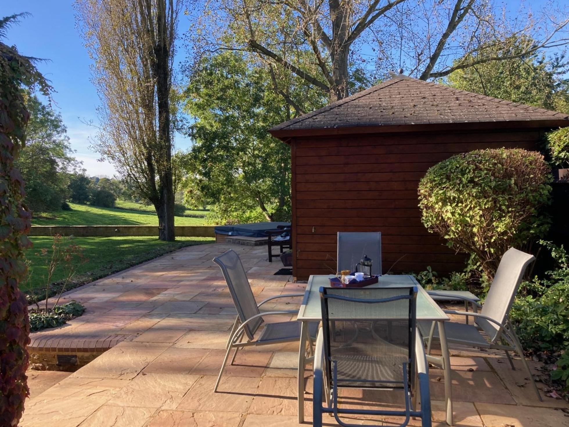 Exclusive 2 Bedroom Apartment With Summer House And Hot Tub Daventry Extérieur photo